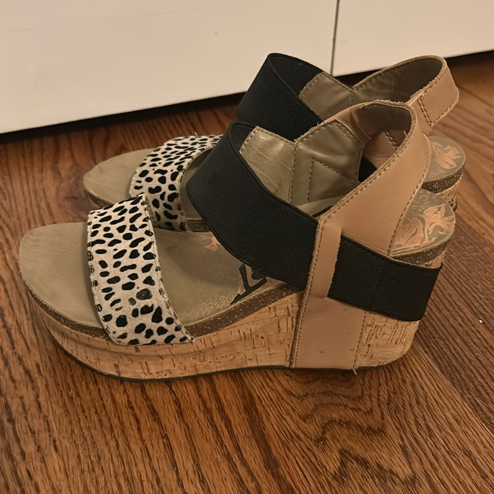 OTBT Tan and Black Wedge Heels - Picture 3 of 6